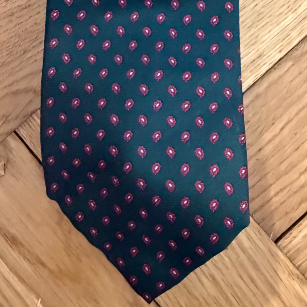 Elegant Black and Red Patterned Tie